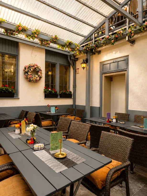 Sitzplätze im gemütlichen Biergarten Innenhof