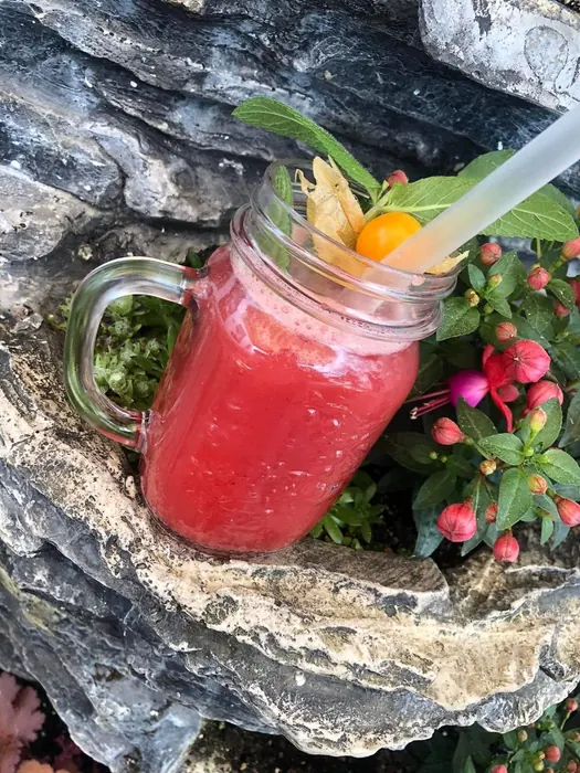Fruchtiger Drink im Glas