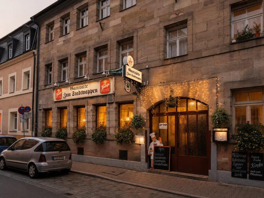 Beleuchteter Eingang der Gaststätte zum Stadtwappen in Fürth